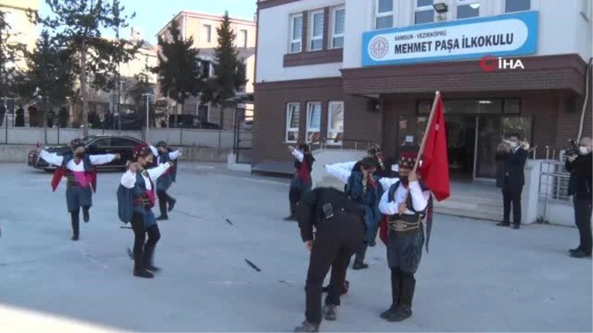 Vali Dağlı öğrencilerin karne heyecanına ortak oldu