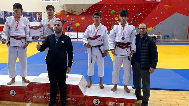 Vanlı judocular Diyarbakır'dan madalyalarla döndüler