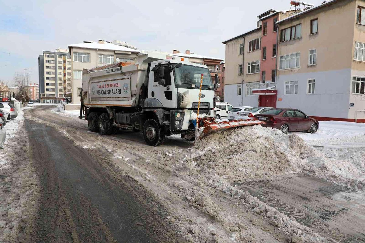 Yağış durdu, Talas\'ta kar temizliği başladı