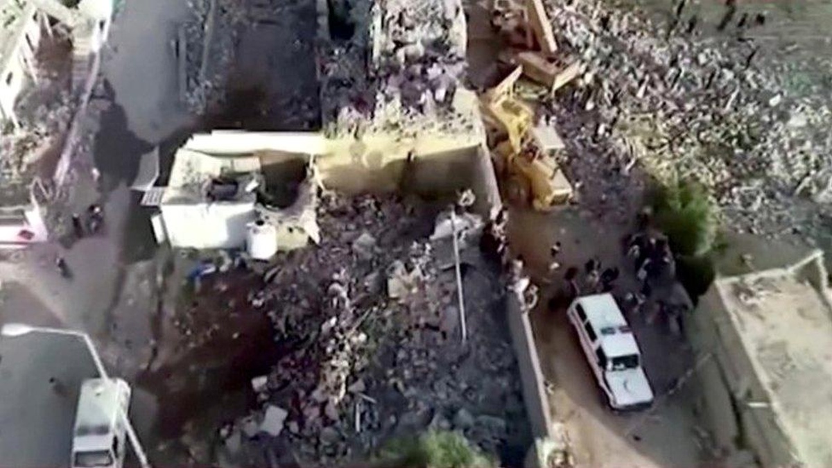 Yemen\'deki bir gözaltı merkezine yönelik hava bombardımanında onlarca kişi hayatını kaybetti