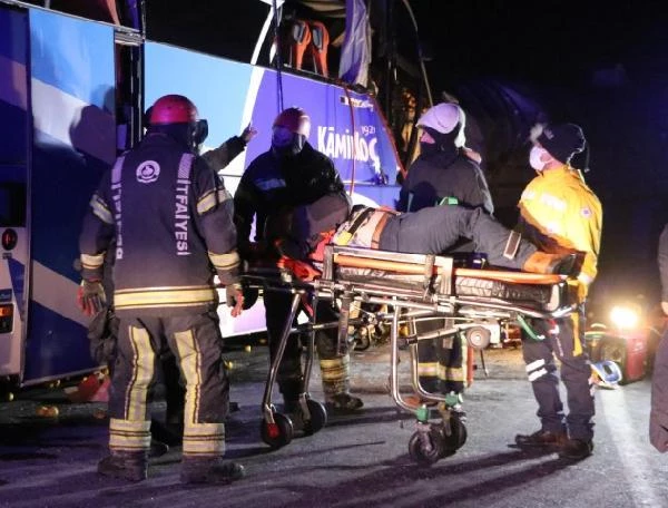 Denizli'de yolcu otobüsü, tıra arkadan çarptı: 1 kişi hayatını kaybetti, 21 yolcu yaralı