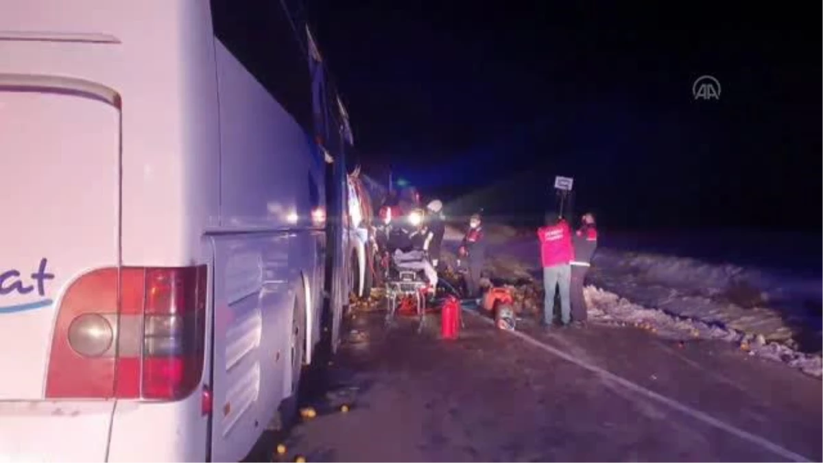 Yolcu otobüsünün tıra çarpması sonucu 1 kişi öldü, 21 kişi yaralandı