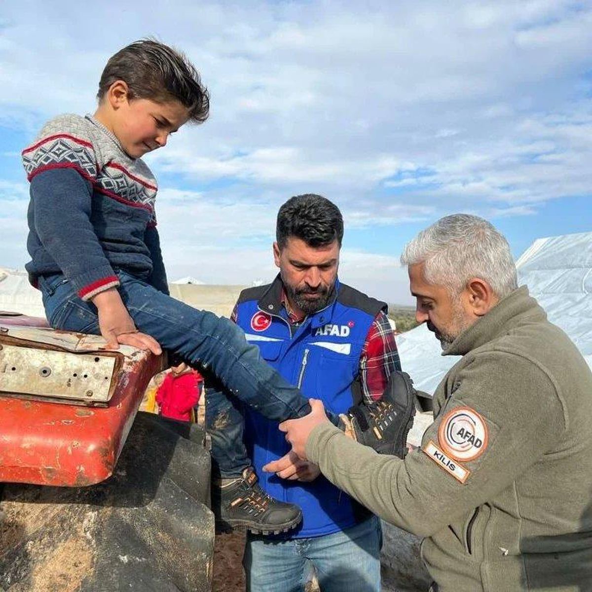 AFAD, İdlib\'de üşüdüğü sırada fotoğrafı çekilen çocuğa ayakkabı hediye etti