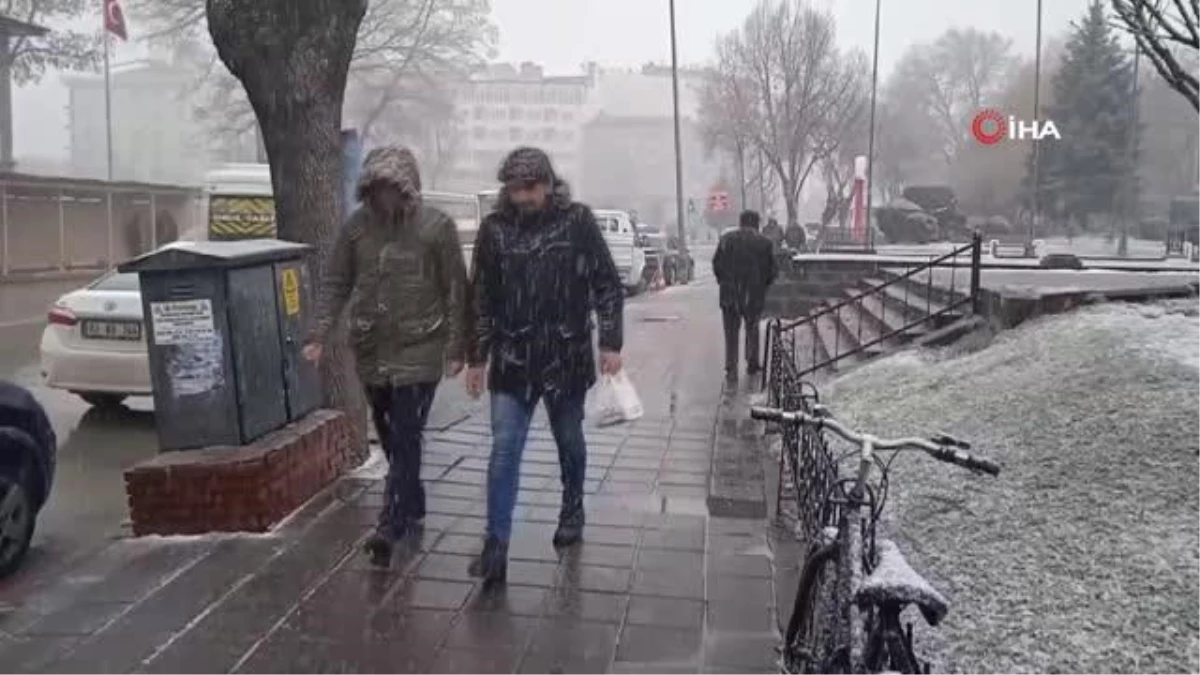 Afyonkarahisar\'da günlerdir uyarısı yapılan kar yağışı başladı