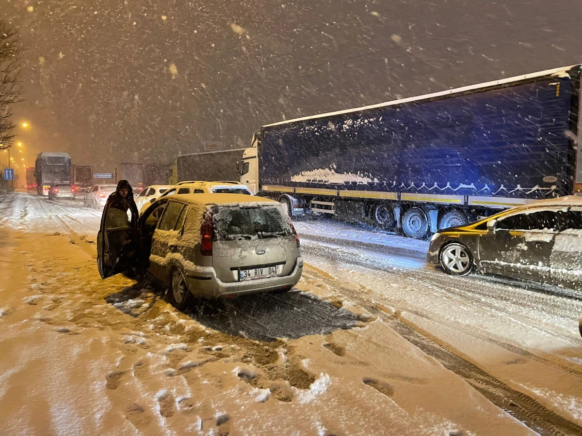 AFYONKARAHİSAR - Kar yağışı ulaşımda aksamalara neden oluyor