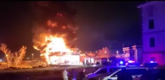 Arnavutköy'de plastik fabrikası alev alev yandı