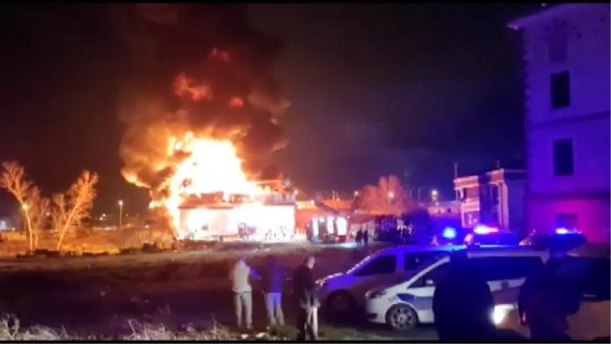 Arnavutköy'de plastik fabrikası alev alev yandı