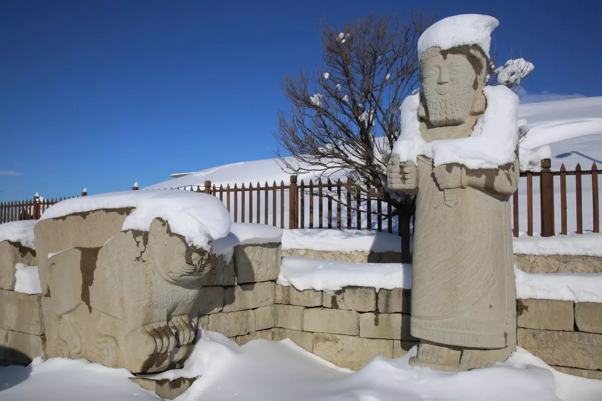 Arslantepe Höyüğü'ndeki kral Tarhunza'ya kardan pelerin
