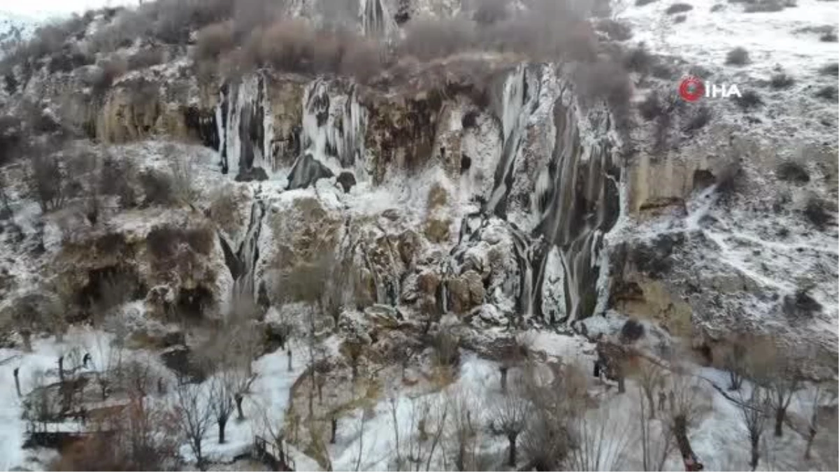 Buz tutan Girlevik Şelalesi\'nde 2 metrelik buz sarkıtları oluştu