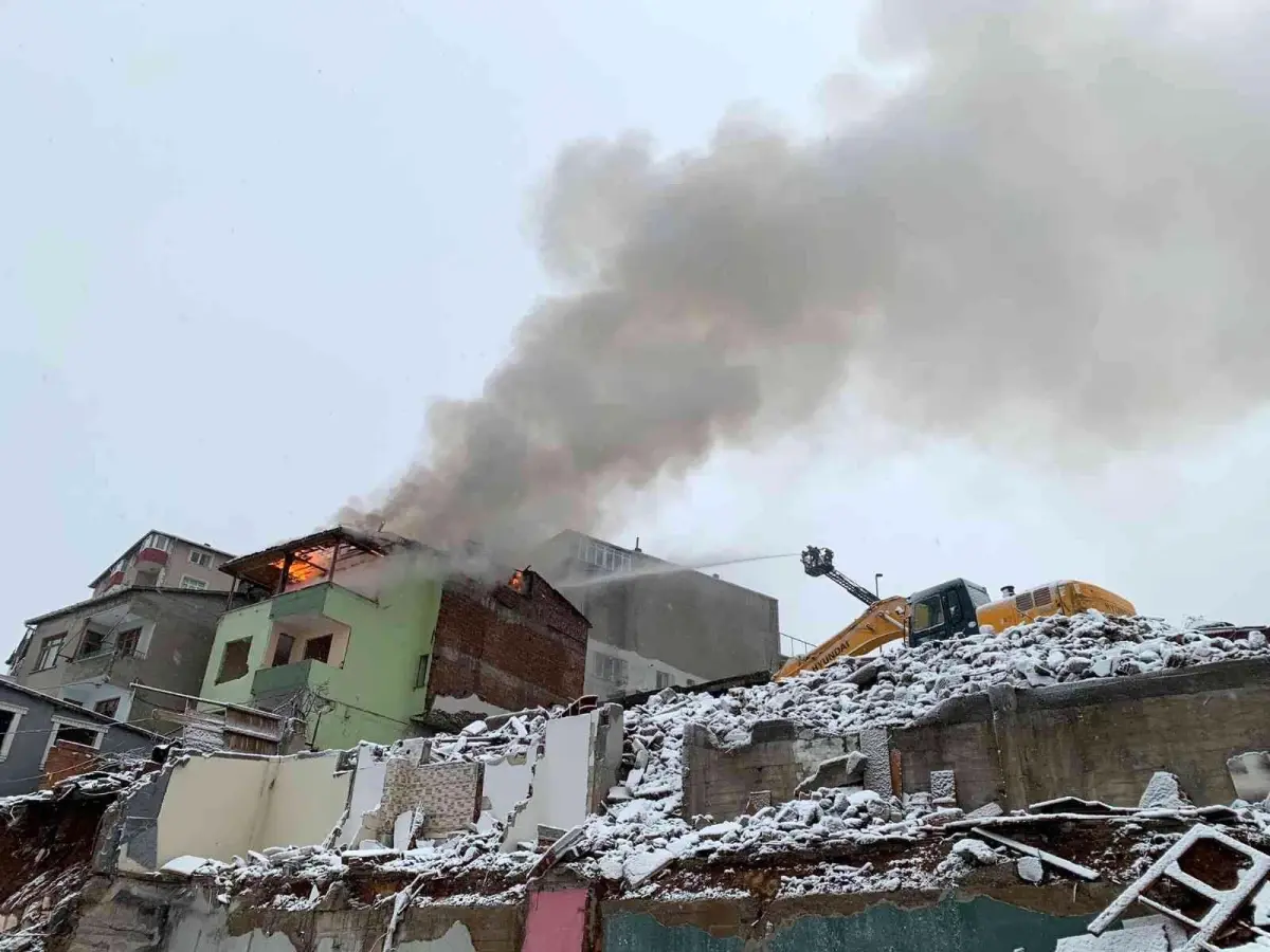 Son dakika: Çengelköy\'de kentsel dönüşüm alanında yangın