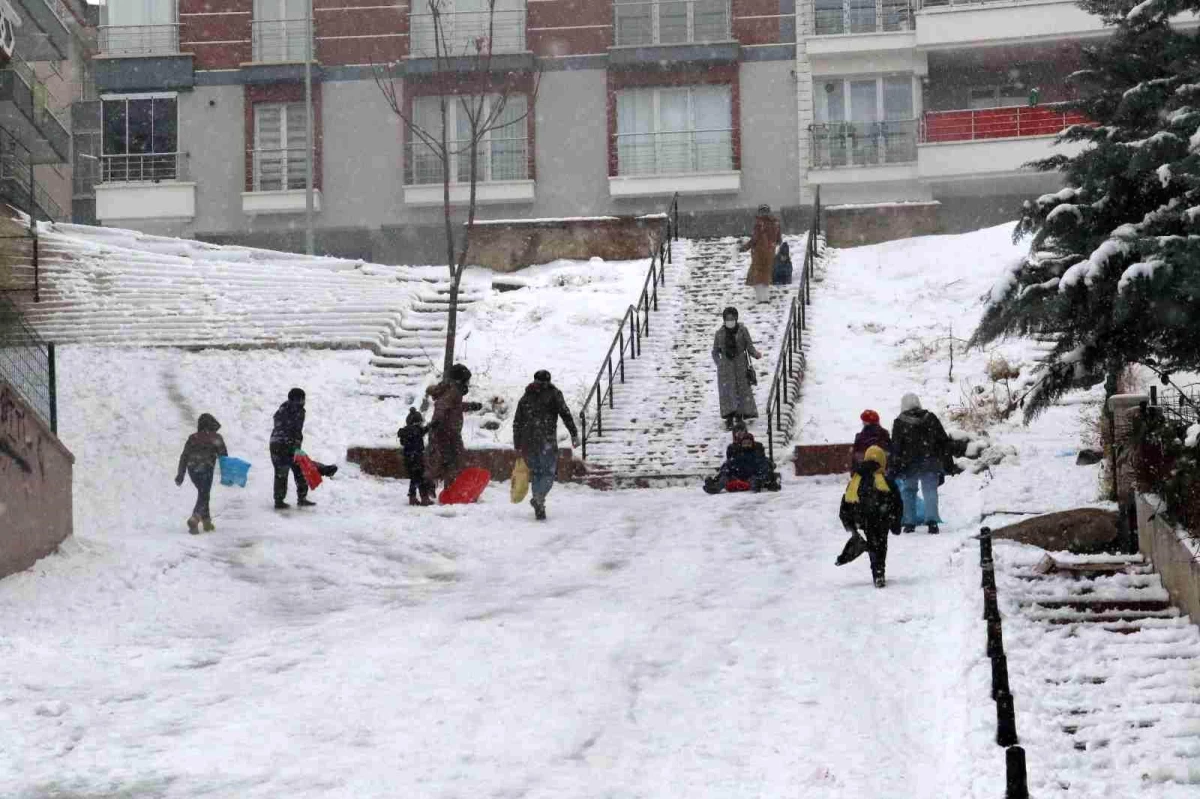 Son dakika gündem: Çocuklar karın tadını kayarak çıkardı