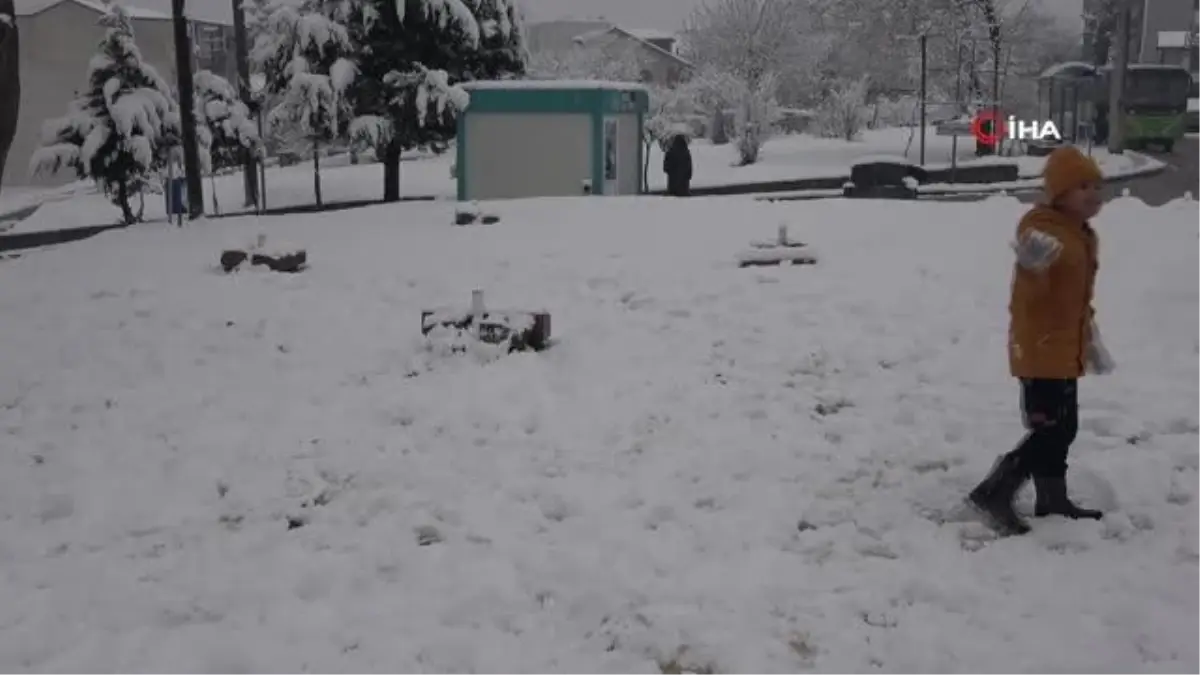 Dün karnelerini aldılar, bugün karla oynayarak stres attılar