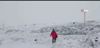 Eşme'de etkisini arttıran kar yağışı ilçeyi beyaza bürüdü