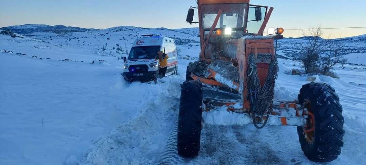 Gaziantep\'te kara saplanan ambulans belediye ekiplerince kurtarıldı