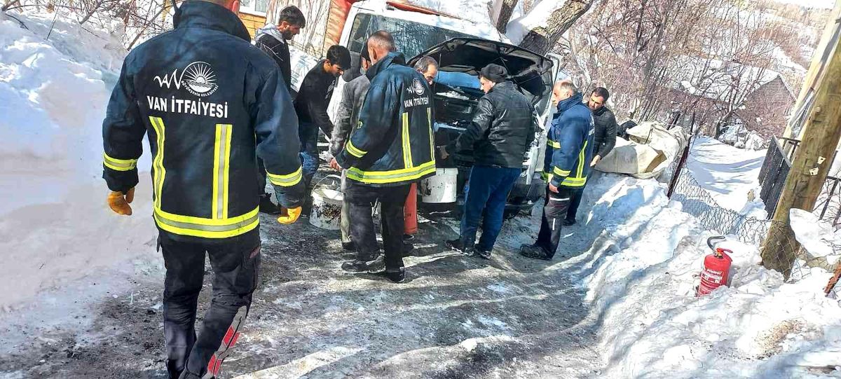 Gevaş\'ta araç yangını maddi hasara yol açtı