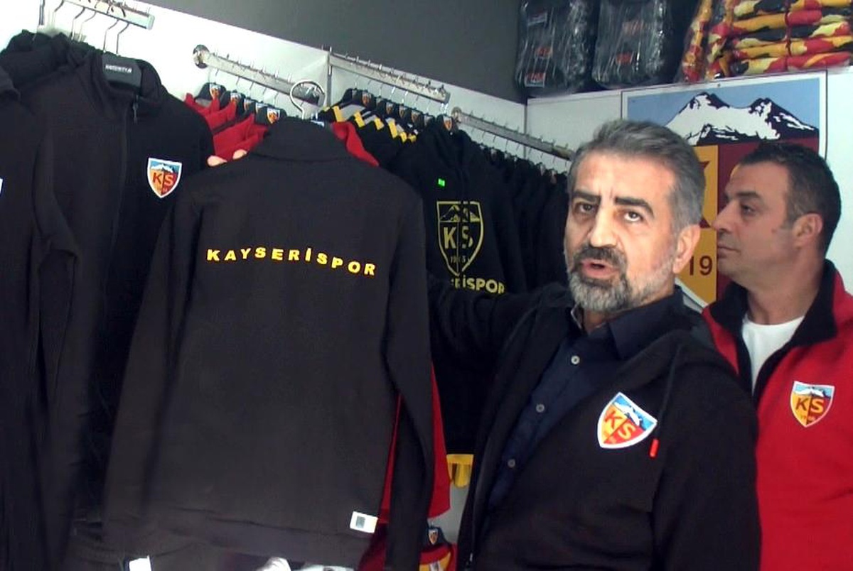 Gol atan futbolcunun forması Store\'da