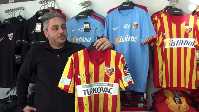 Gol atan futbolcunun forması Store'da