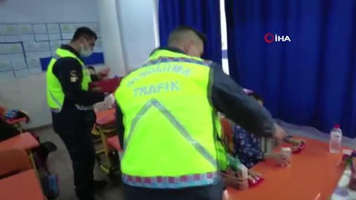Son dakika... Hatay'lı çocuklara 'Jandarma Çocuk Kitabı ve boyama' kitabı hediye ettiler
