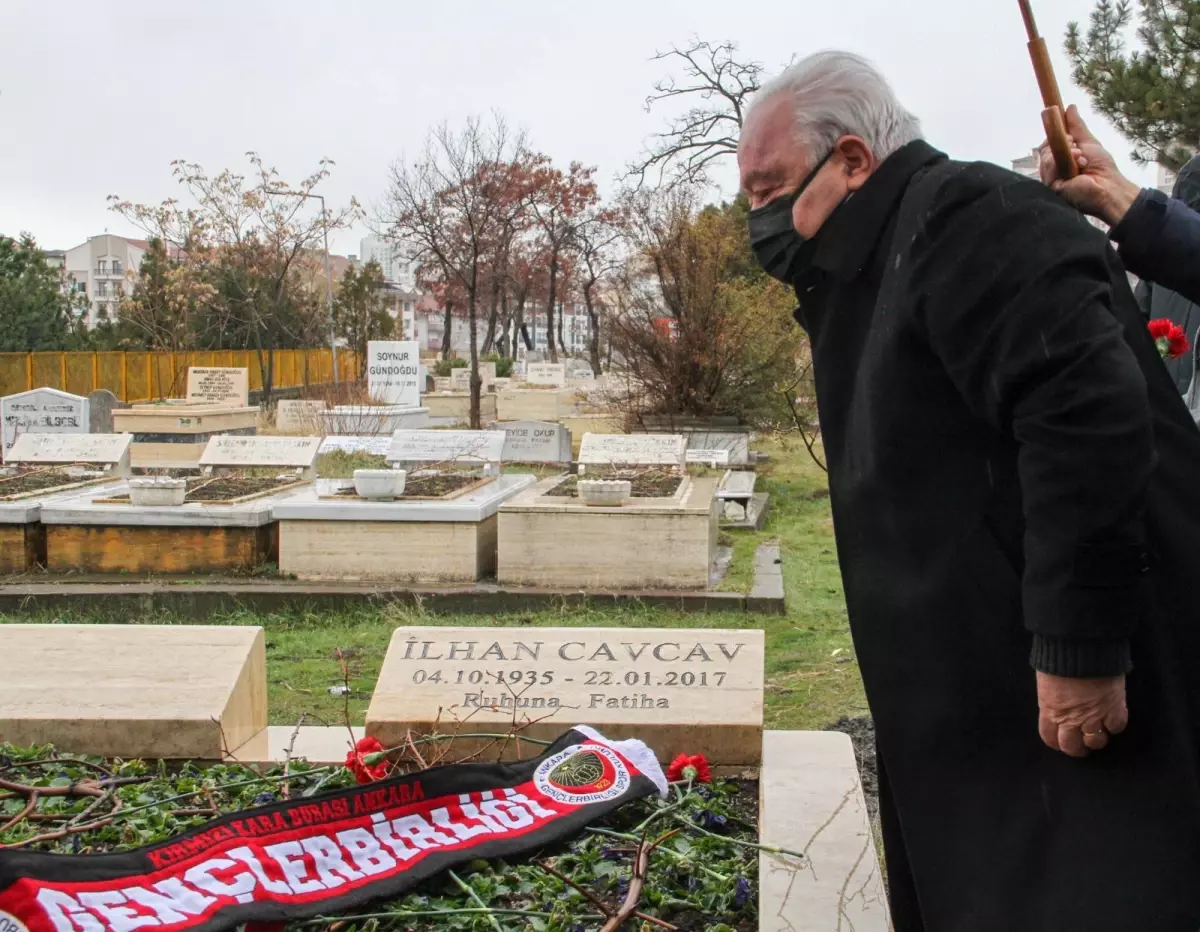 İlhan Cavcav kabri başında anıldı