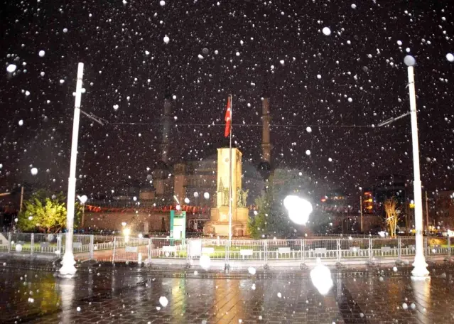 İstanbul kara doyacak: Kenti etkisi altına alan kar yağışı, 5 gün daha devam edecek