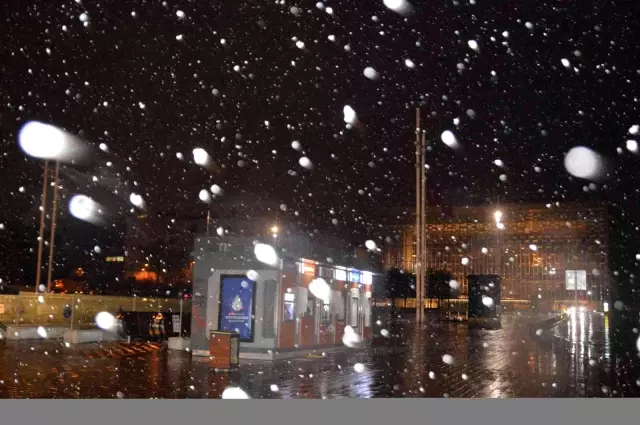 İstanbul'da gece saatlerinde kar yağışı aralıklarla devam etti