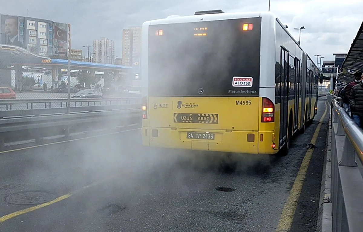 Motor kısmından duman çıkan metrobüs tahliye edildi