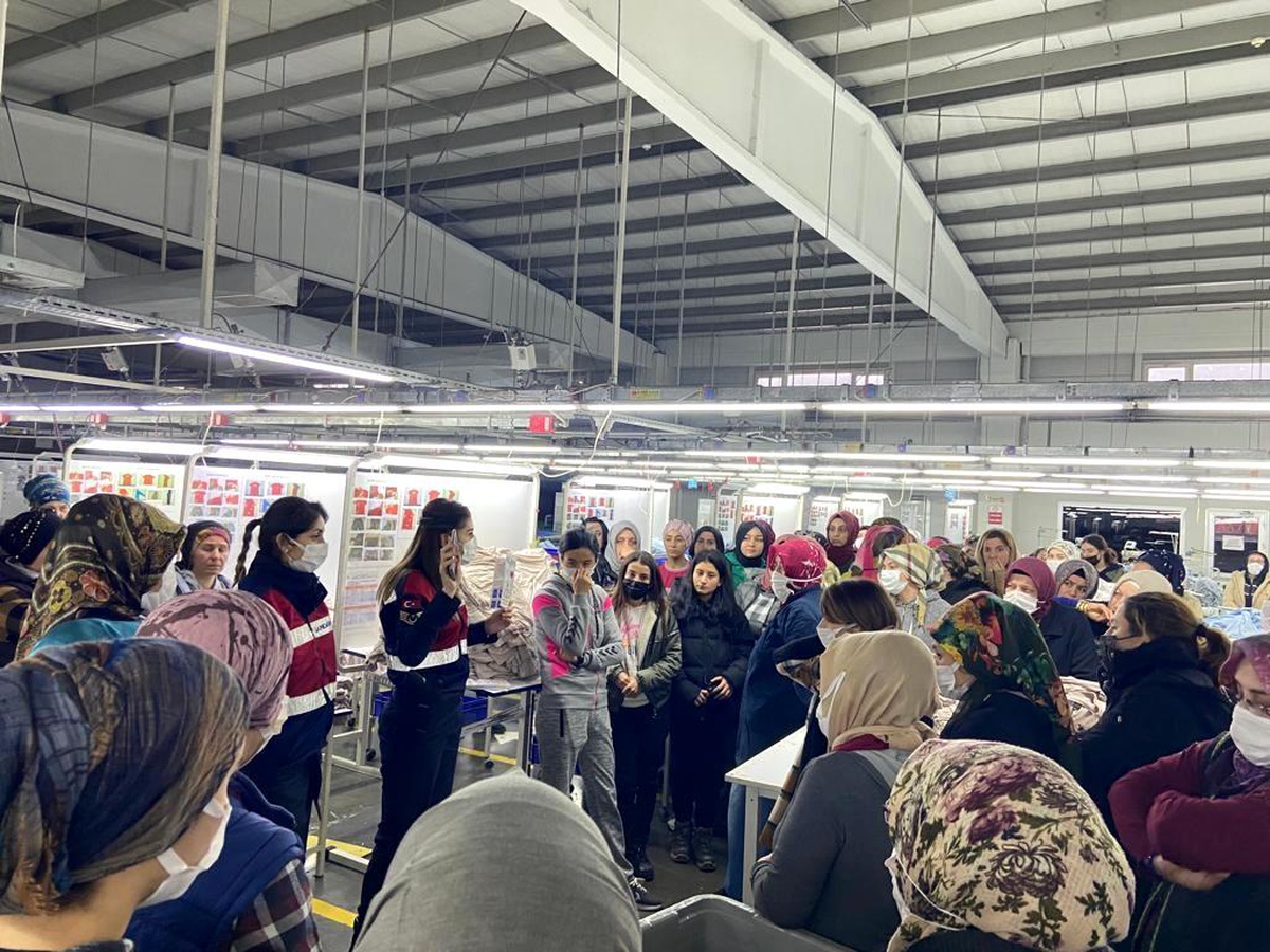 Son dakika haberi | Jandarma tekstil işçisi kadınlara KADES\'i anlattı
