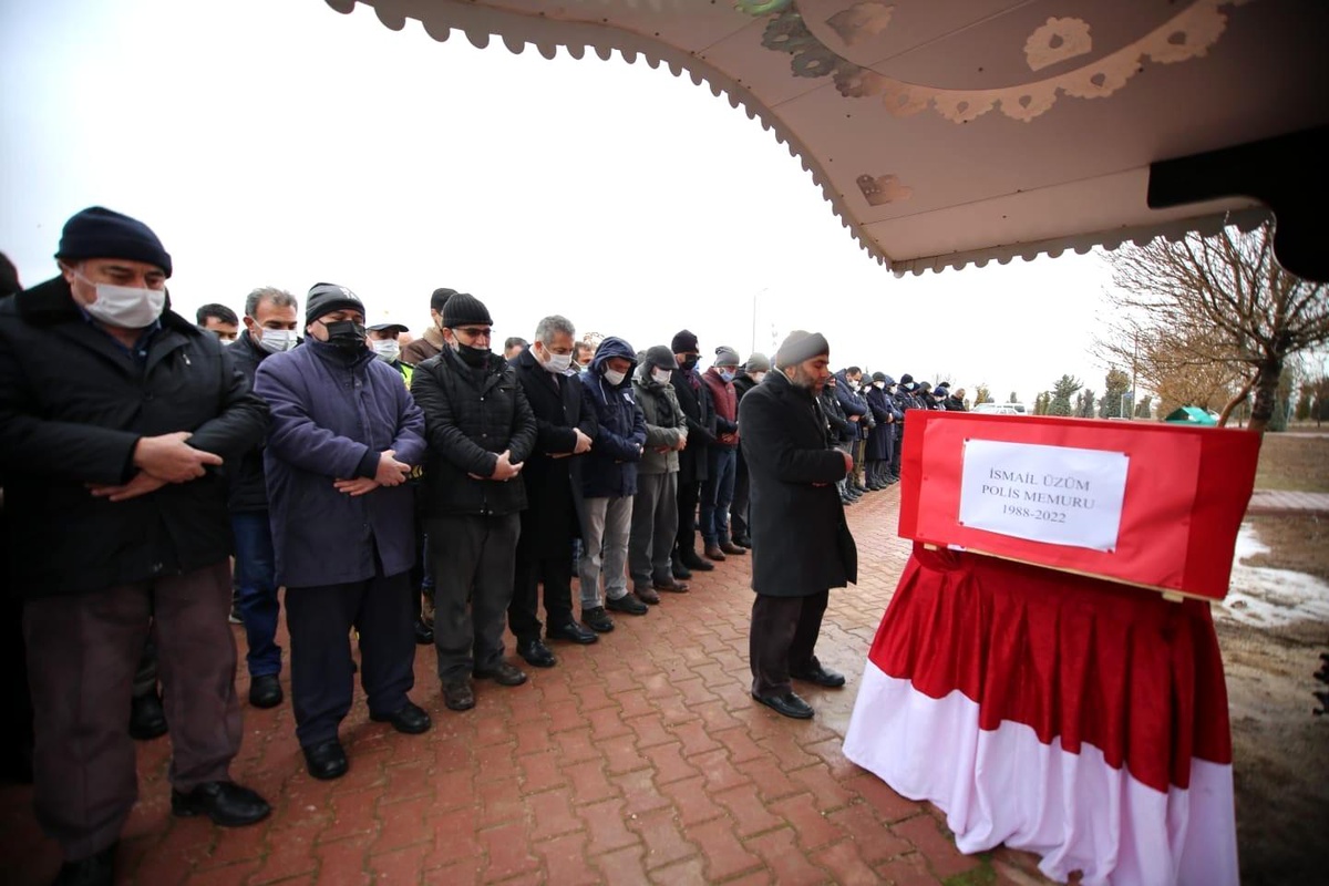Kalp krizi geçirerek hayatını kaybeden polis memuru son yolculuğuna uğurlandı