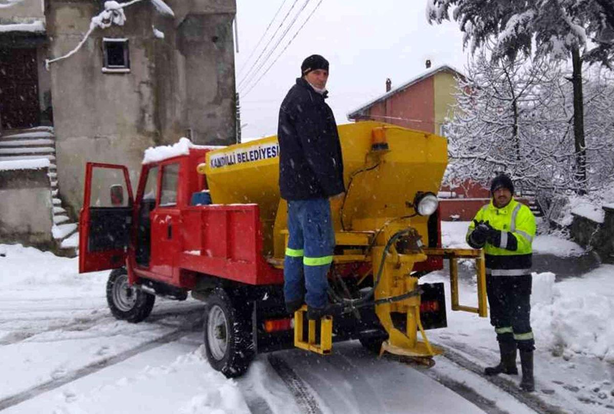 Kandilli Belediyesi kar temizleme çalışmalarını aralıksız sürdürüyor