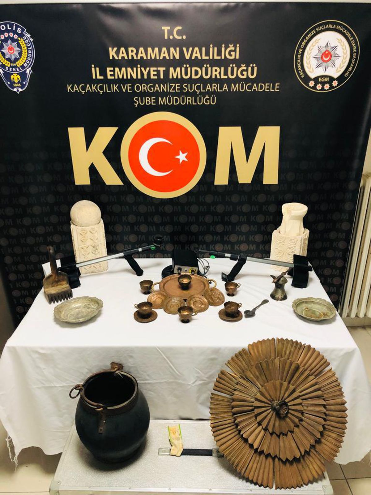 Karaman\'da bir evde 24 tarihi eser ele geçirildi