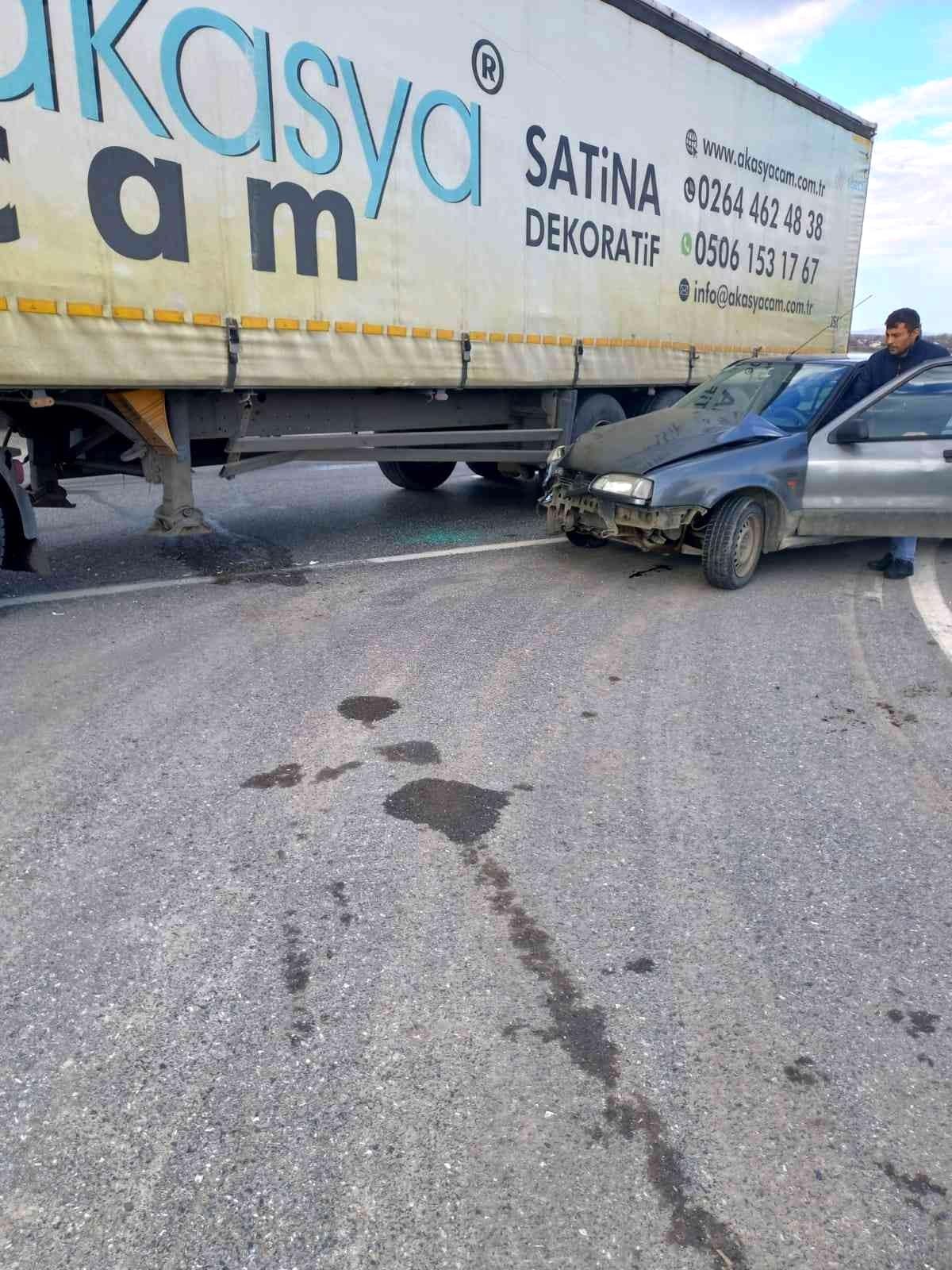 Kavşaktan dönen tır ile otomobil çarpıştı: 2 yaralı