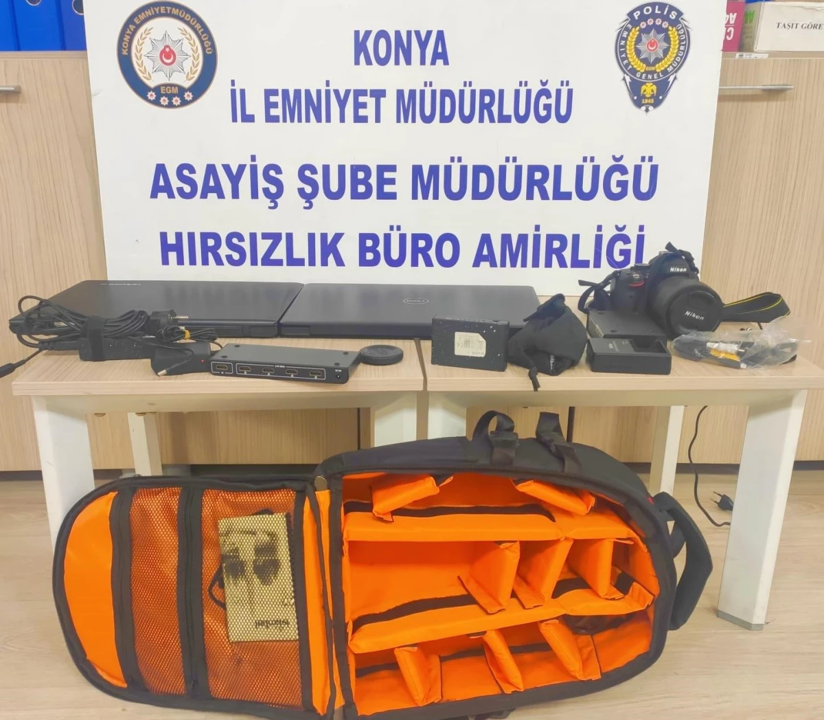 Konya\'da okuldan çaldığı elektronik eşyaları satan 3 zanlı tutuklandı