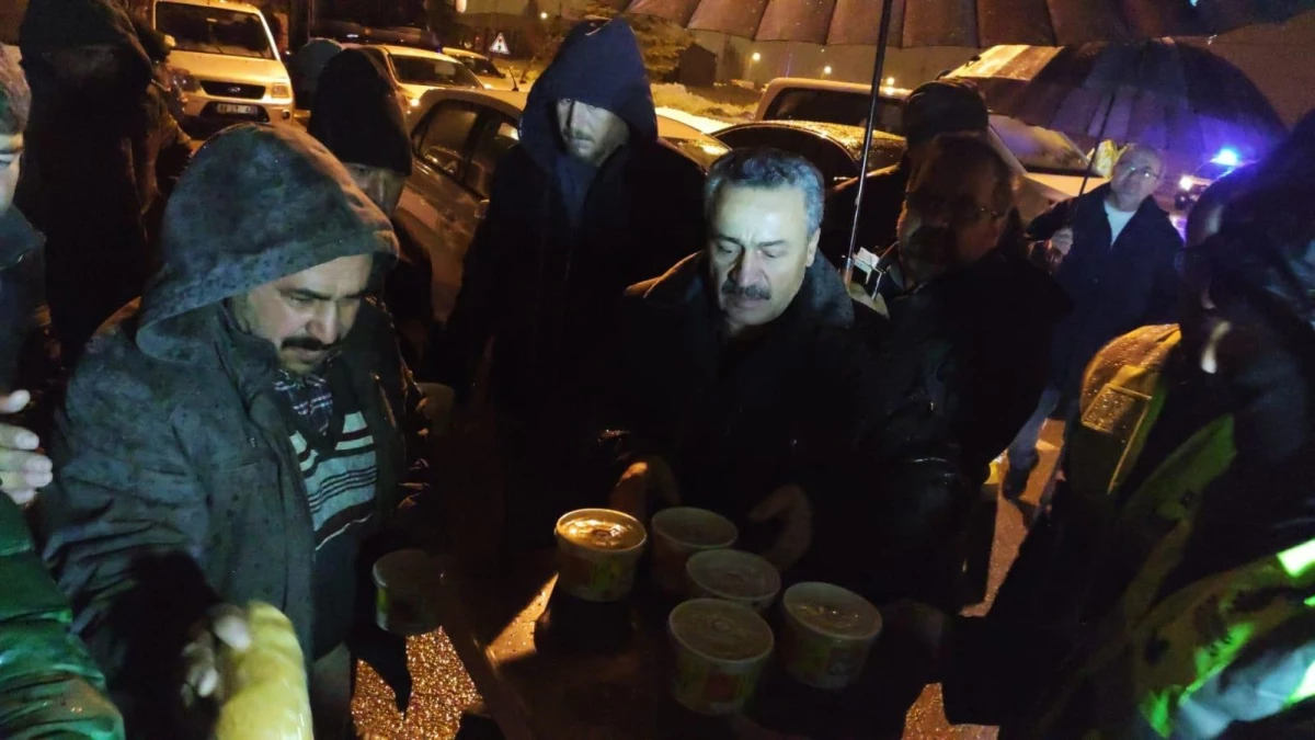 Konya\'da yolda mahsur kalanlara belediyeden sıcak çorba ikramı