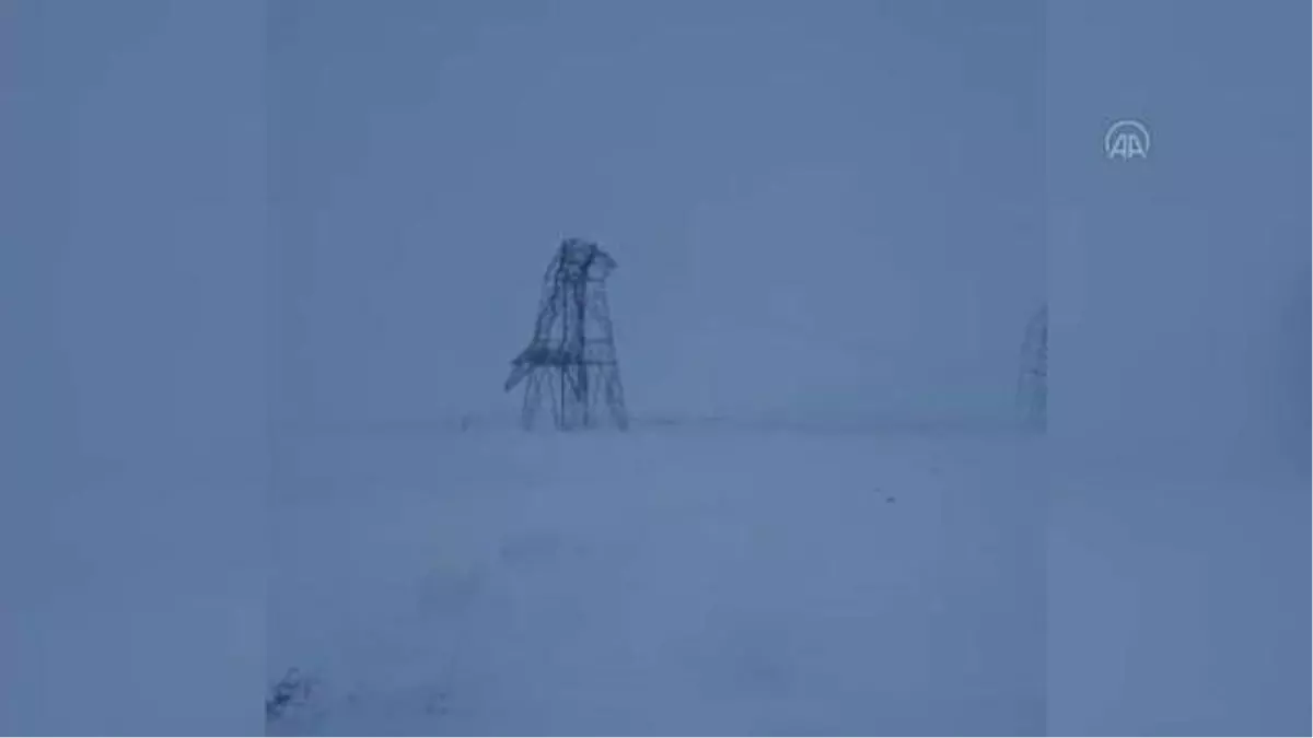 Kopan yüksek gerilim hattı telleri trafiği aksattı