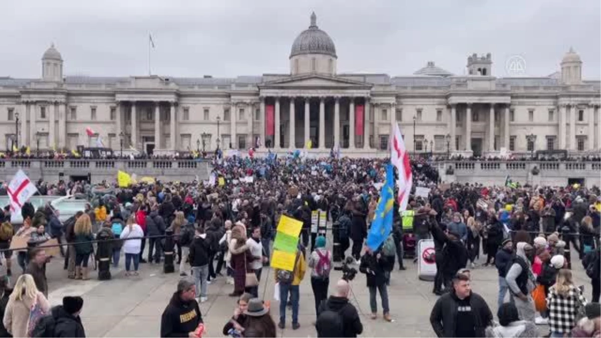Kovid-19 önlemleri ve aşı karşıtları protesto gösterisi düzenledi