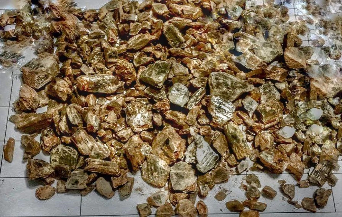 Milas\'ta 835 gram değerli taş olarak kabul edilen diaspor ele geçirildi