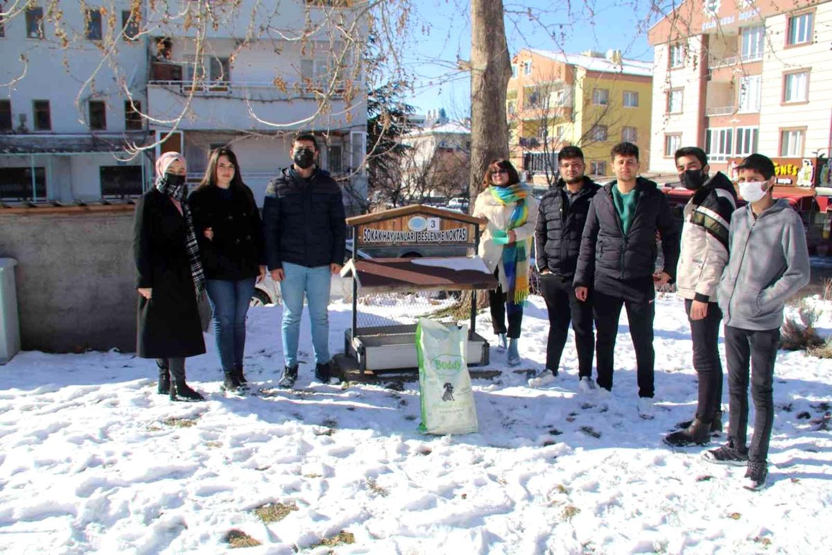 NEVÜ Öğrencileri sokak hayvanlarını unutmadı