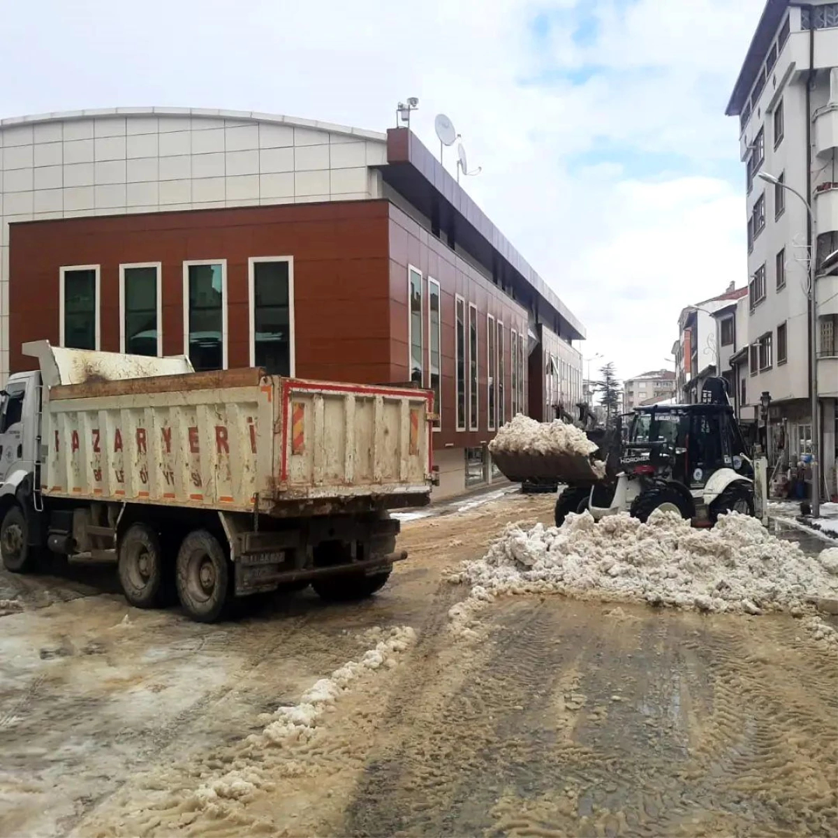 Pazaryeri\'nde halk pazarında kar temizleme çalışması yapıldı