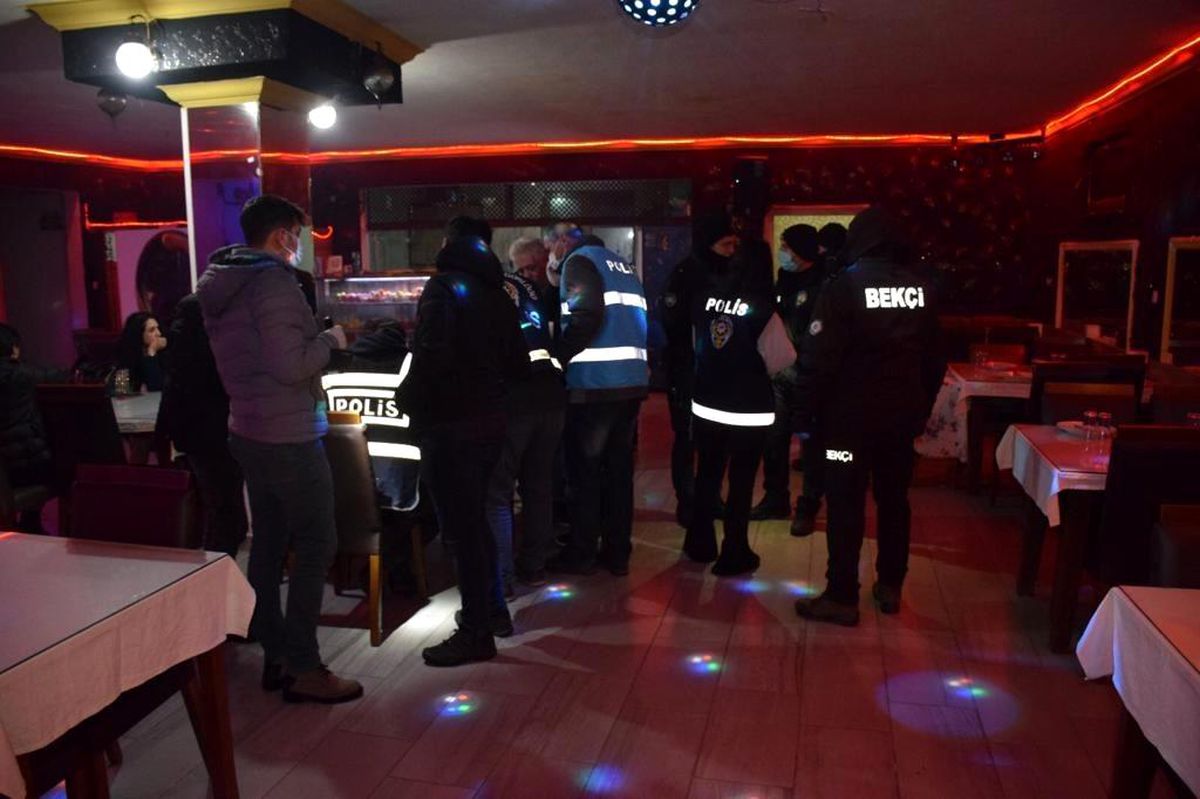 Polis yaptığı baskında çok sayıda kaçak içki ele geçirdi