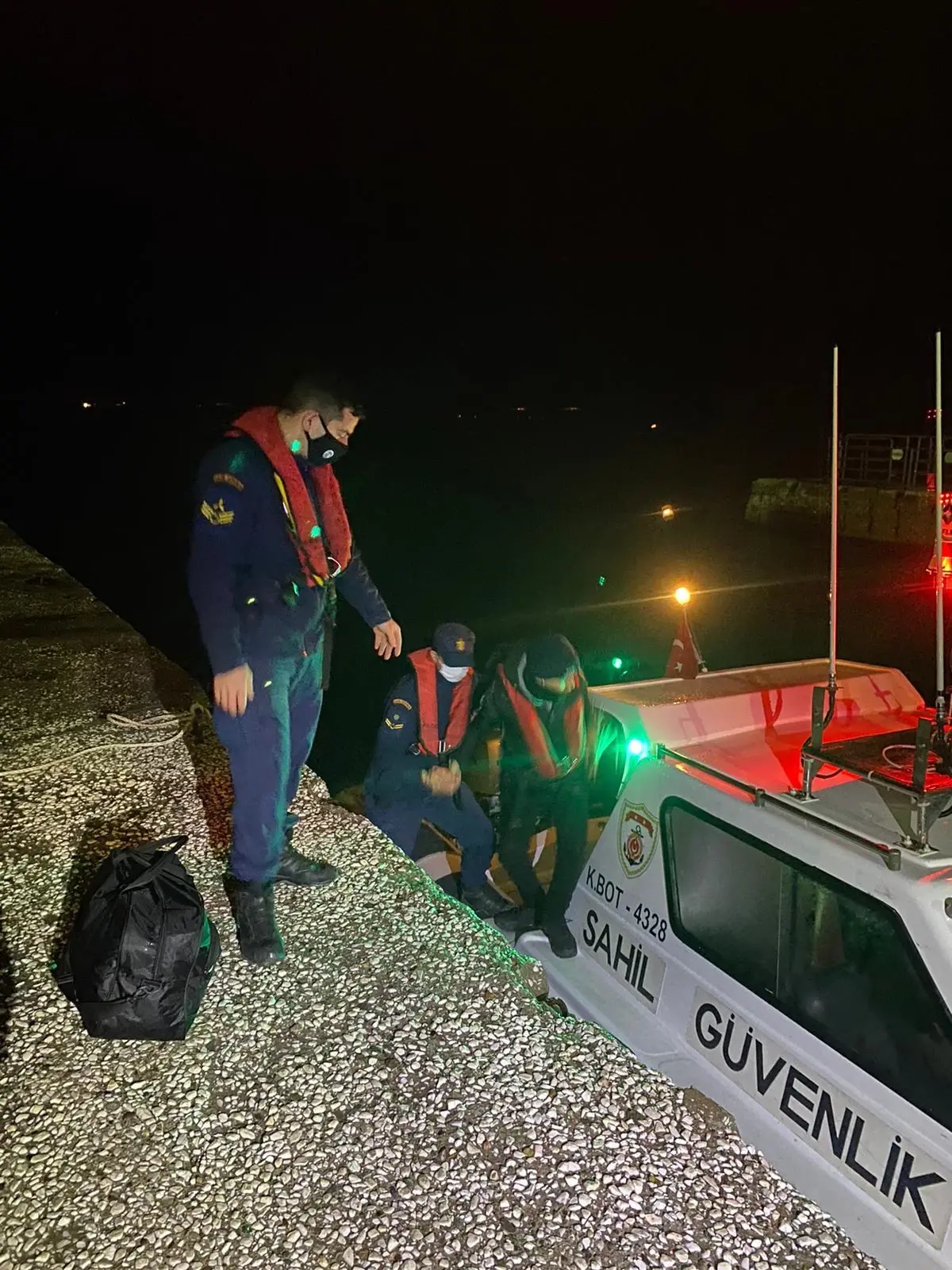 Feribotu kaçıran Alican\'ı adaya Sahil Güvenlik ulaştırdı