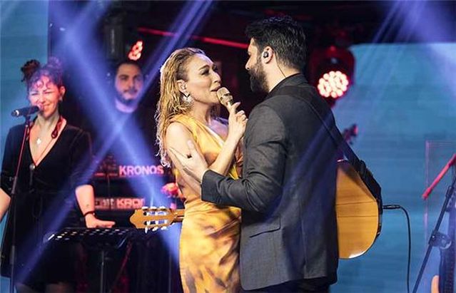 Sahnede eşiyle dans etti! Romantik anlar...
