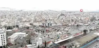 Şehrin merkezine yağan kar görüntülendi