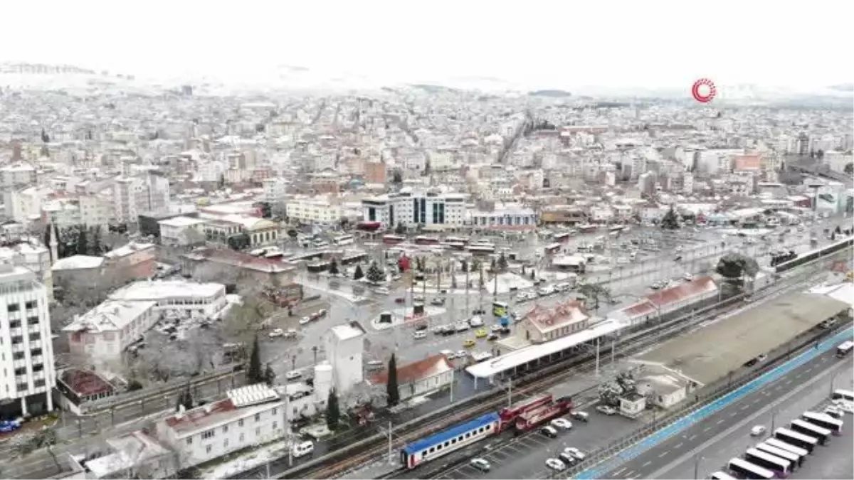 Şehrin merkezine yağan kar görüntülendi