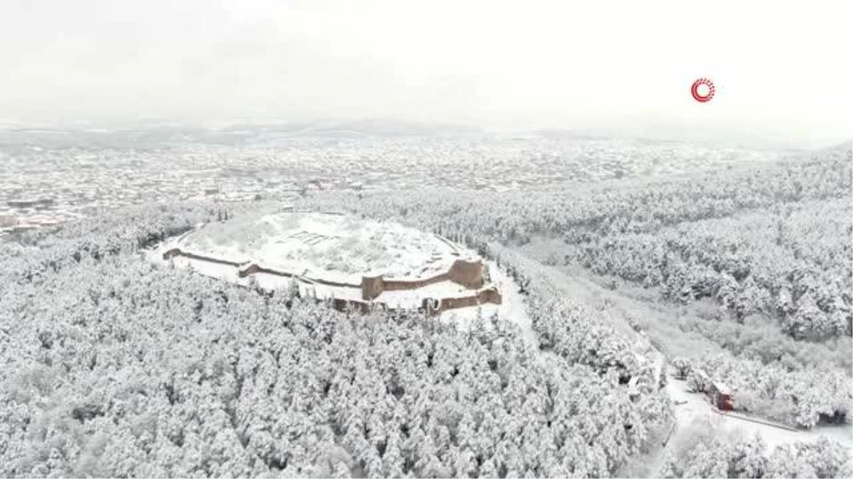 Tarihi Aydos Kalesi kar yağışıyla beyaza büründü