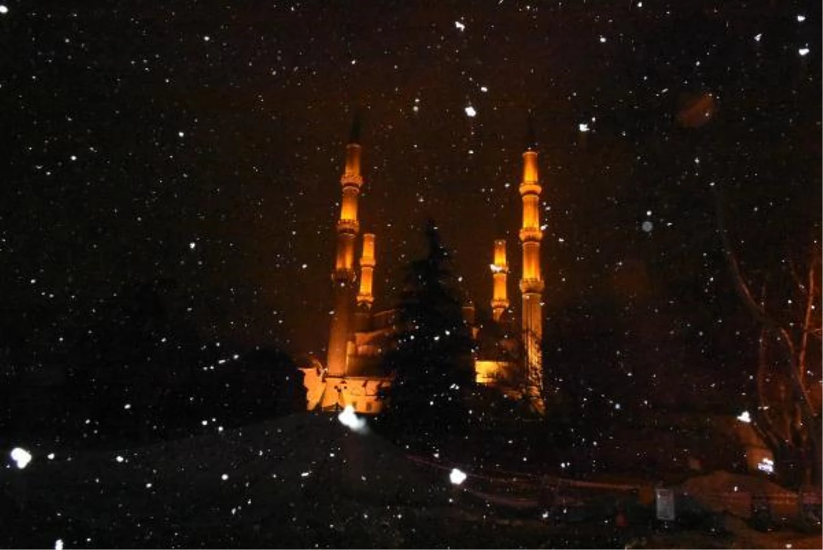 Trakya\'da Balkanlar\'dan gelen kar yağışı etkili oluyor