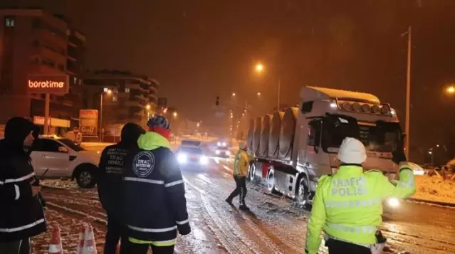 Türkiye kara teslim oldu! Onlarca il birbiriyle bağlantı kuramıyor, mahsur kalanlar var