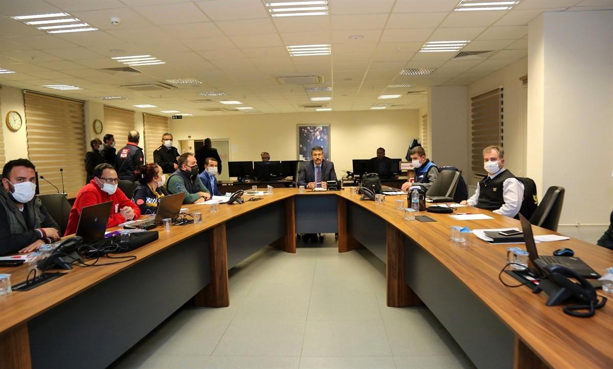 Vali Ali Çelik, kriz merkezini ziyaret etti