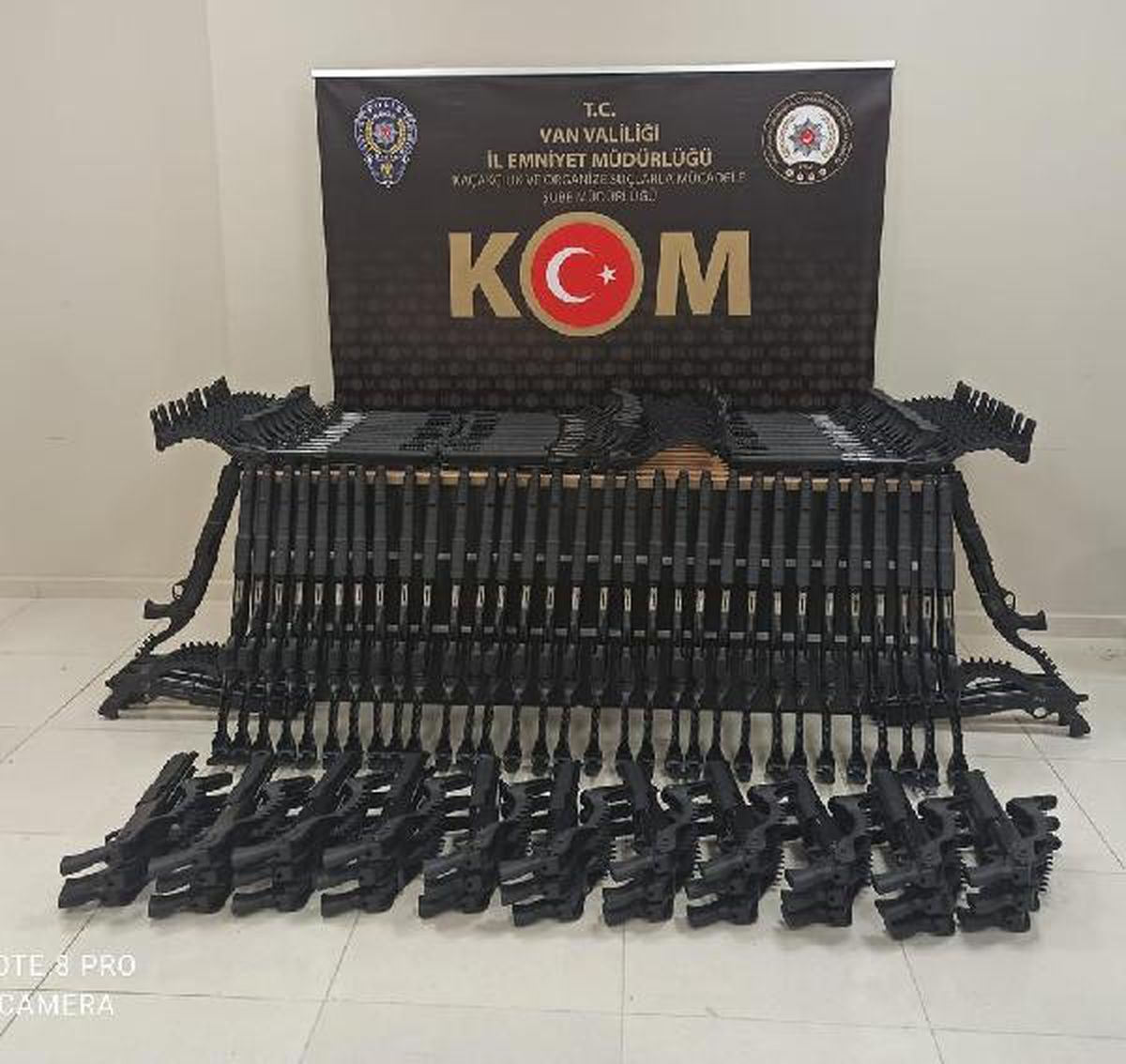 Van\'da koliler içinde 150 pompalı av tüfeği ele geçirildi