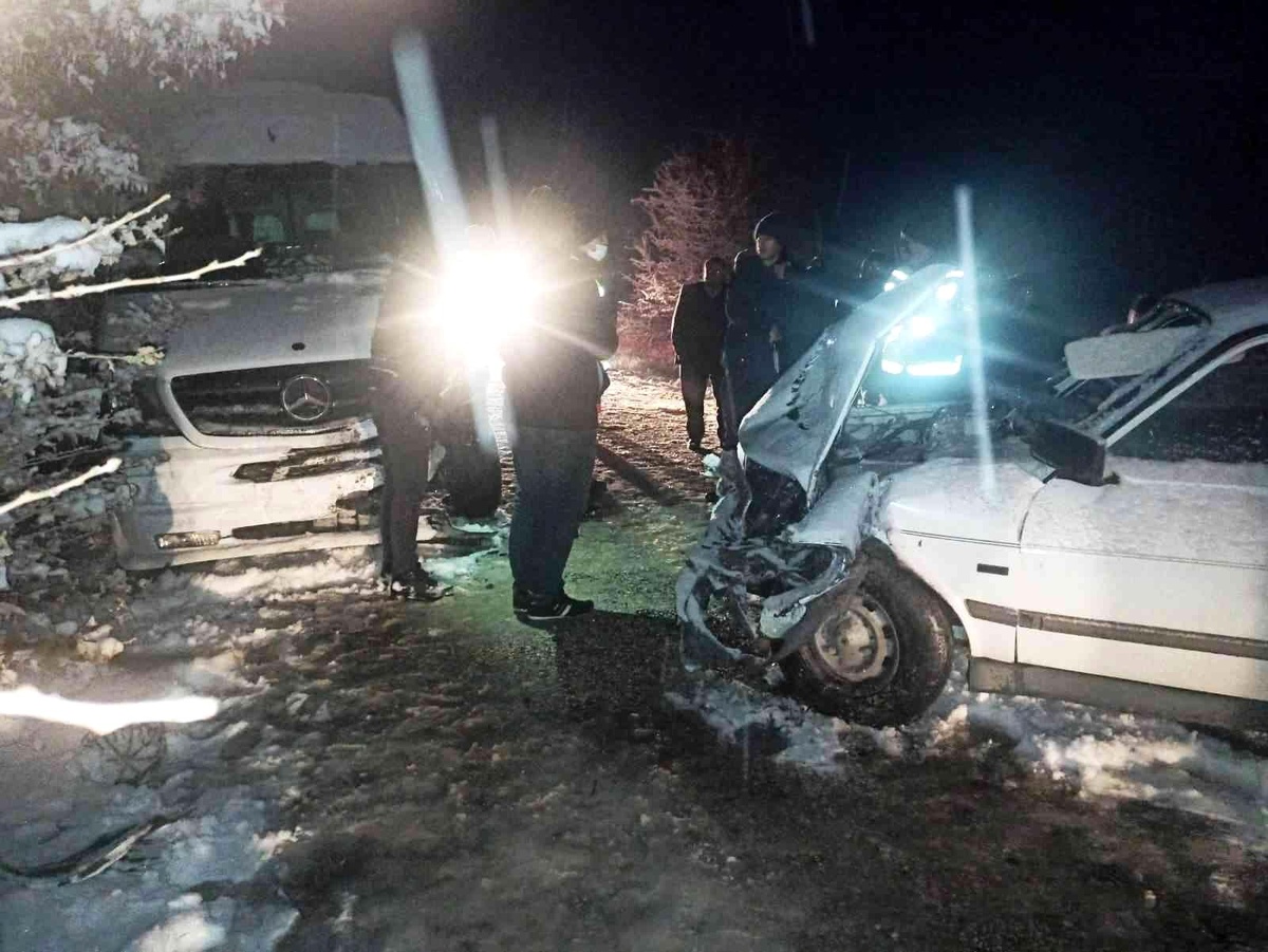 Yoğun kar yağışı kazaya neden oldu: 3\'ü ağır 4 yaralı