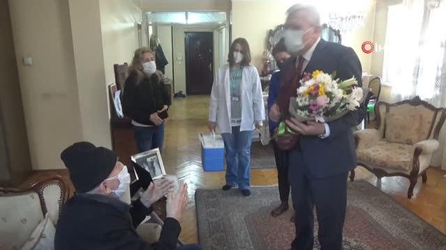 101 yaşındaki doktor 4'üncü doz aşısını yaptırdı